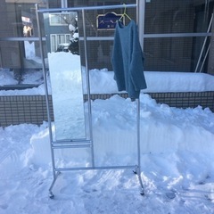 かがみ付き衣紋掛け、かがみ、ウラに小物入ってる