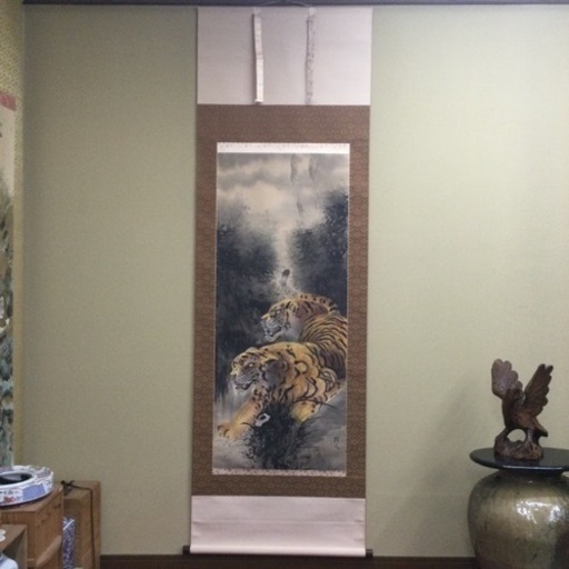 掛軸　　夫婦虎　　総丈189　　幅63　 （ｃｍ）　虎の掛軸　虎の絵　2匹の虎