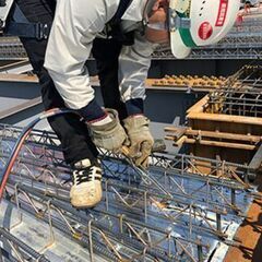 【残業なしで月給28万円～】未経験からでも安心のサポート(★'v`人)仕事も遊びも張る会社♢鉄骨ゆか工事作業員♢の画像