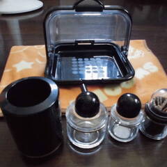 箸立て、醤油さし、調味料入れ、つまようじ入れの容器セットの画像