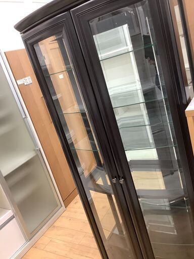 重厚感のあるガラス張りのキュリオケースのご紹介です！！