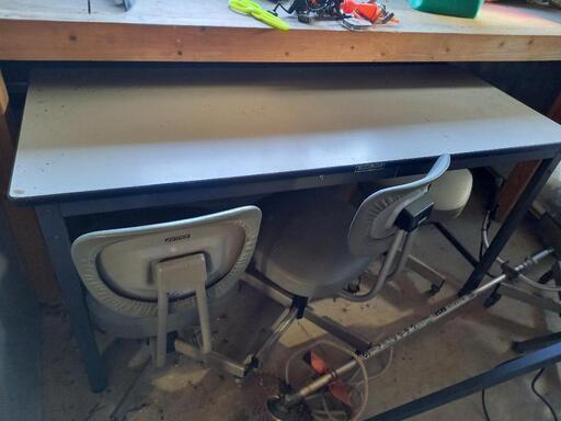 しっかりした長い作業台の机です