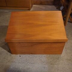 デンマークより入荷したチーク材マガジンラックです。シンプルな