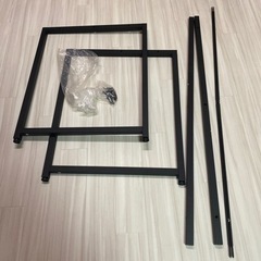 机の骨組みパーツとネジ