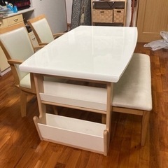 ダイニングテーブル