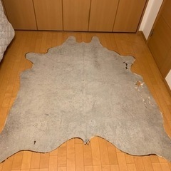 カウラグ　牛革　ラグ　値下げ (やぶれた箇所あり)の画像