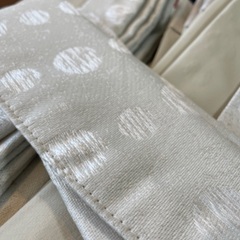 ニトリ 遮光カーテン 100 × 135 2枚 光沢感○の画像