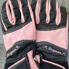 お話中　女性用ヘルメットと手袋の画像