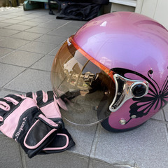 お話中　女性用ヘルメットと手袋の画像