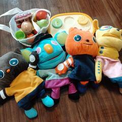 パペットと木の果物たち