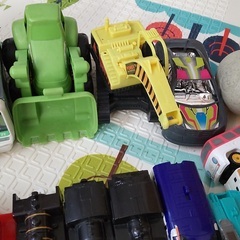 【無料　貰ってください】男の子向けおもちゃ　０〜２歳向け　ジャンク品ばかりです。　乗り物系　電車などの画像