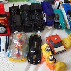 【無料　貰ってください】男の子向けおもちゃ　０〜２歳向け　ジャンク品ばかりです。　乗り物系　電車などの画像