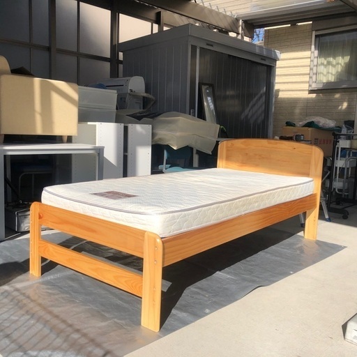 シンプルなシングルベッド\u0026マットレス