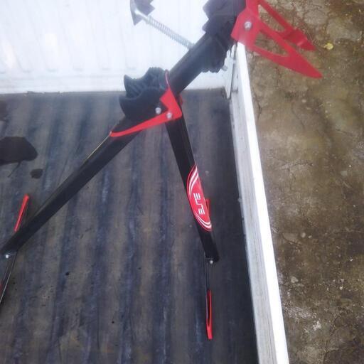 自転車のメンテナンスのスタンドだと思います。