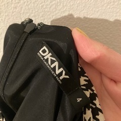〈DKNY〉ワンピースの画像