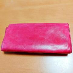 華やかなピンクと豪華な金のリボンが印象的なクロエの本皮の長財布です
ラウンドファスナー?上質な革で内側も外側もまだまだしっかりとして綺麗な状態です

