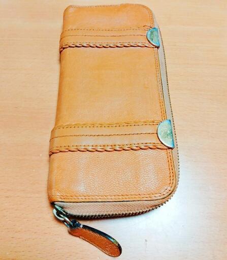 落ち着いたカーキ色が上品で印象的なクロエの本皮の長財布です\nラウンドファスナー上質な革で内側も外側もまだまだしっかりとして綺麗な状態