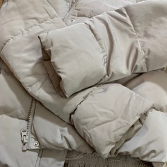 【取引中】GU ダウン　ベージュSサイズの画像