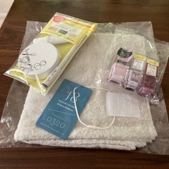 タオル、メイクセット、ネイル、キティちゃんストラップの画像