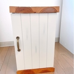 コンセント•ルーター収納　カントリー調の画像