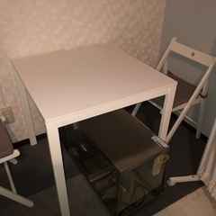 IKEA テーブル　チェアー二脚の画像