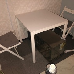 IKEA テーブル　チェアー二脚の画像