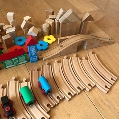 BRIOレールセット他木のおもちゃの画像