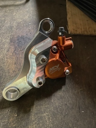 ブレーキキャリパーサポートとキャリパーセット