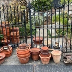 中古の植木鉢、ワイヤー鉢台、れんが、ブロックを無料で差し上げます