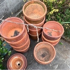 中古の植木鉢、ワイヤー鉢台、れんが、ブロックを無料で差し上げますの画像