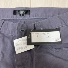 グレーのチノパンの画像