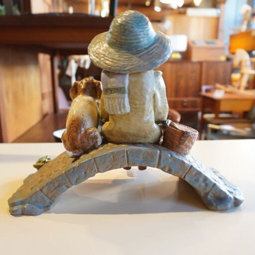 スペインLLADRO(リヤドロ)社の陶器人形の置物『フィギュリン』THE OLD FISHING HOLE/2237 です。魚釣りをす