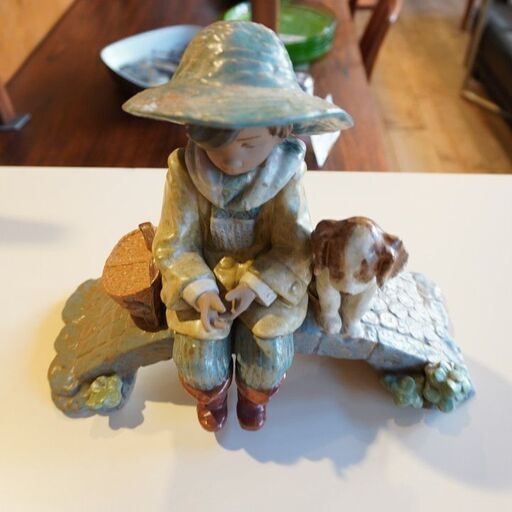 スペインLLADRO(リヤドロ)社の陶器人形の置物『フィギュリン』THE OLD FISHING HOLE/2237 です。魚釣りをす