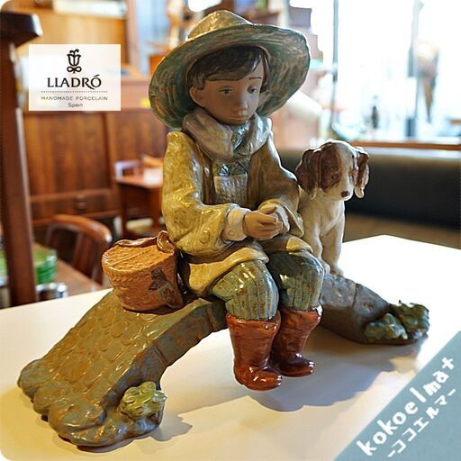 スペインLLADRO(リヤドロ)社の陶器人形の置物『フィギュリン』THE OLD FISHING HOLE/2237 です。魚釣りをする男の子に寄り添う仔犬が愛らしい作品です。贈答品/プレゼントBL429
