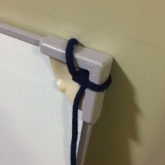 首にかけて絵を描く台の画像
