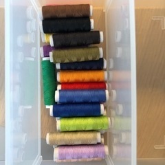 練馬駅までとりに来れる方★ハードカバー、フットコントローラ、取説、カラフルミシン糸付★singer フリーアームミシンの画像