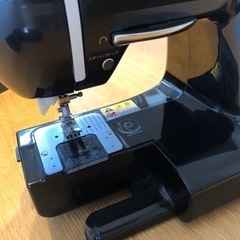 練馬駅までとりに来れる方★ハードカバー、フットコントローラ、取説、カラフルミシン糸付★singer フリーアームミシンの画像
