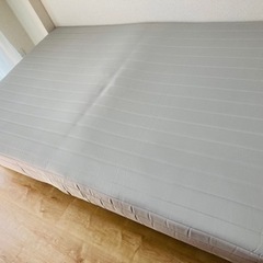 無料 早いもの勝ち安定感抜群の8本脚付きセミダブルベッドの画像