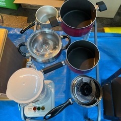 靴入れ、鍋5つ、ジューサー、ガラステーブル、収納箱の画像