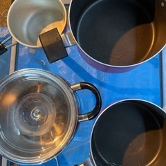 靴入れ、鍋5つ、ジューサー、ガラステーブル、収納箱の画像