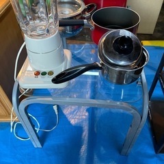 靴入れ、鍋5つ、ジューサー、ガラステーブル、収納箱の画像