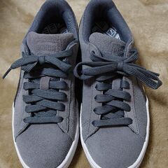 PUMAのスニーカー（スウェード調）