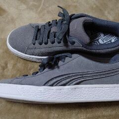 PUMAのスニーカー（スウェード調）の画像