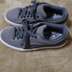 PUMAのスニーカー（スウェード調）の画像