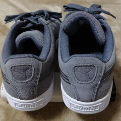 PUMAのスニーカー（スウェード調）の画像