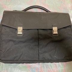 ダンヒルの男性用バッグを差し上げます。
