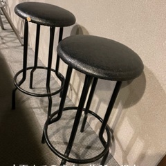 【明日引き取り可能な方】やや座面が高めの黒い椅子です。