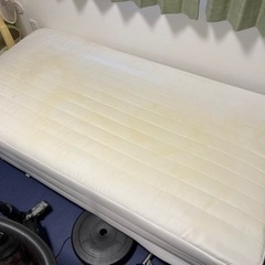 IKEAシングルベッド　シーツ、脚付き