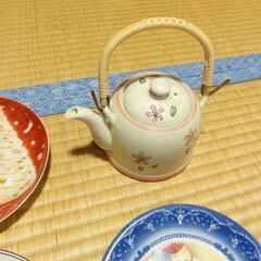 未使用又は数回使用　不二家のクリスマスケーキを買うともらえる皿（年ごとに違うデザイン）９枚　&　クリスマスケーキを買うともらえる皿２枚　&　急須　の画像