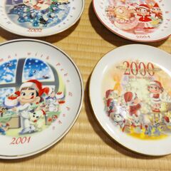 未使用又は数回使用　不二家のクリスマスケーキを買うともらえる皿（年ごとに違うデザイン）９枚　&　クリスマスケーキを買うともらえる皿２枚　&　急須　の画像